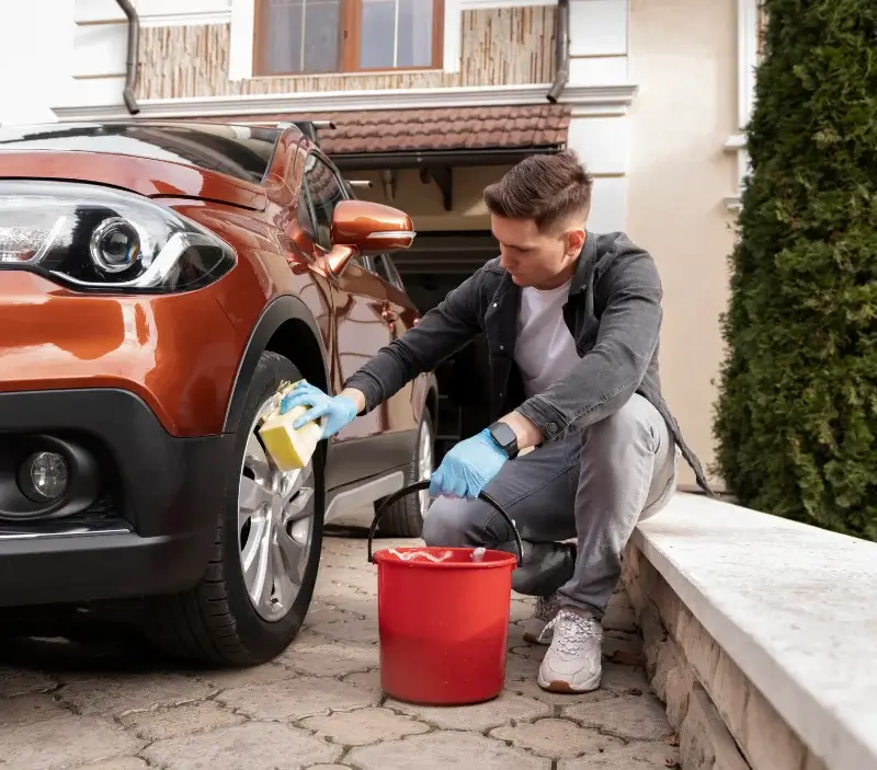 Lavage auto à domicile Planèzes : professionnel intervenant sur un véhicule